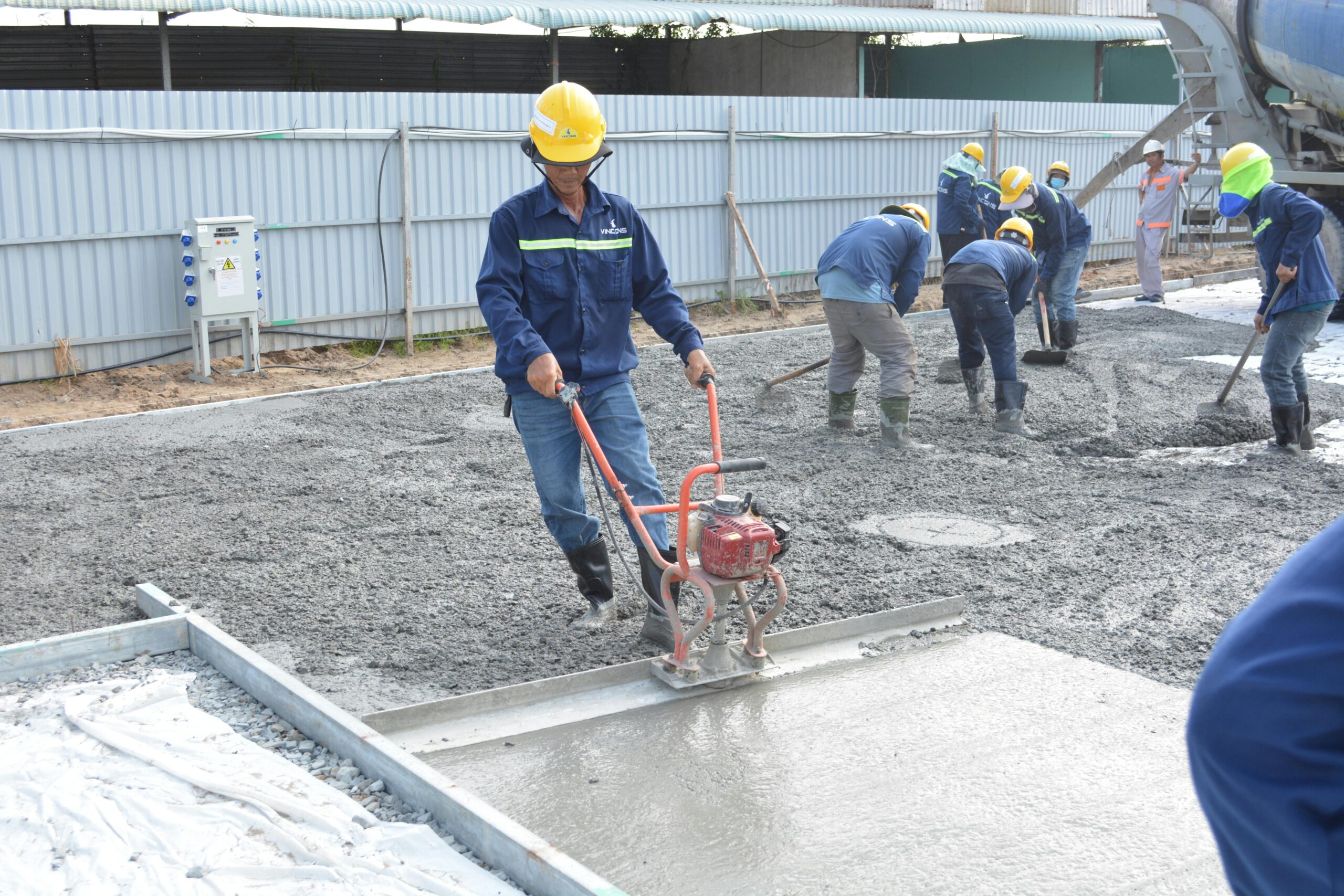 Concrete calculator used to estimate concrete volume for a slab pour